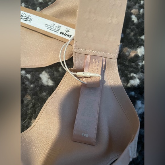 SKIMS Ultimate Nipple Push-Up Bra - Picture 5 of 5